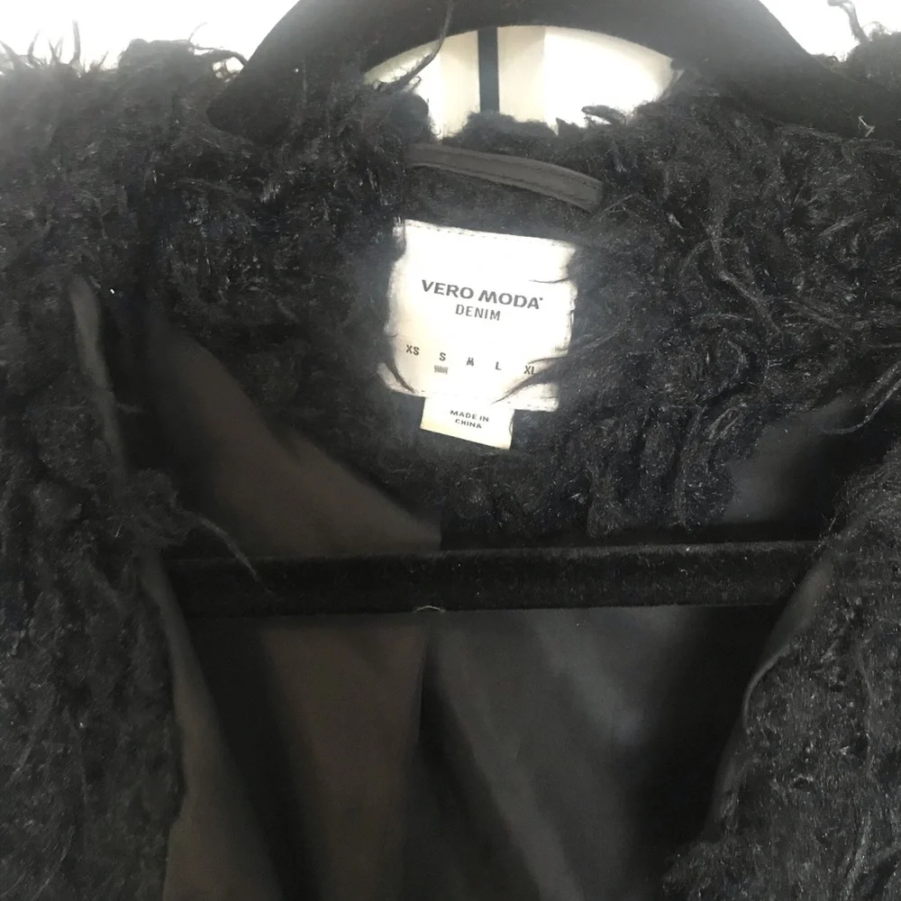 Black Shagged vest - Picture 2 of 3